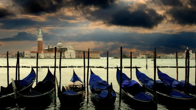 Cientos de lugareños se van cada año porque millones de turistas vienen.