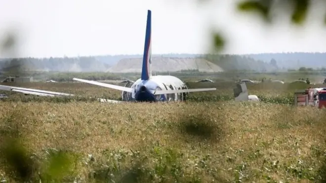 В результате посадки около 20 пассажиров получили сравнительно легкие травмы