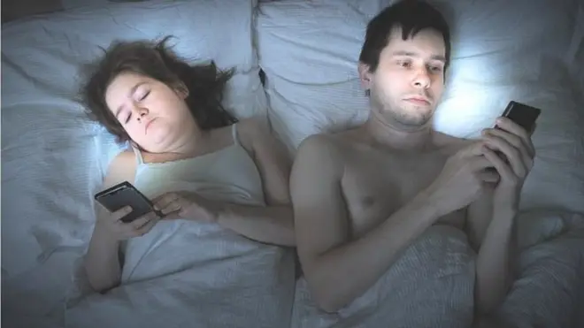 Umugore n'umugabo baryamye