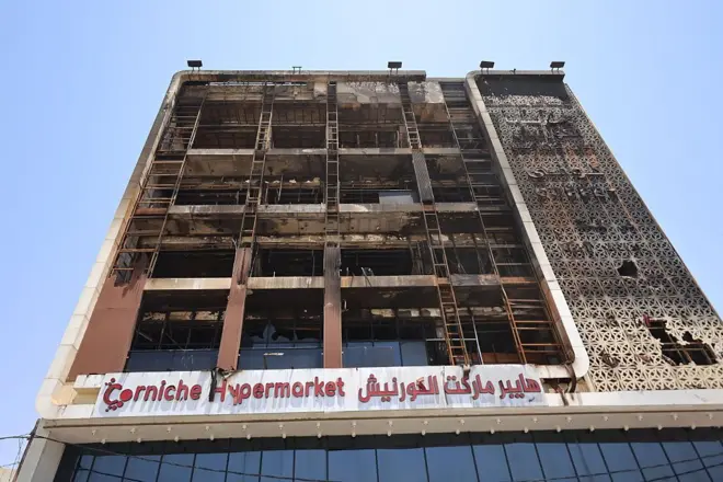 Les décombres de l'hypermarché de cinq étages sont visibles le lendemain de l'incendie.