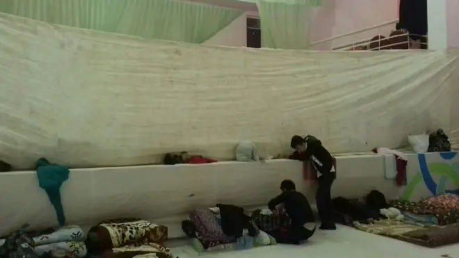 Парданинг нариги томонида аёл теримчилар ётибди