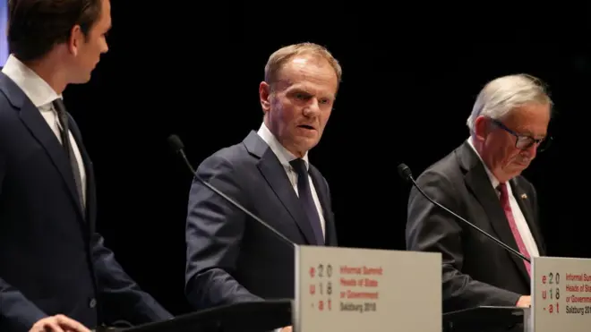 Donald Tusk (ortada)