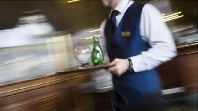 "Üç gün nəzarət altında, təcrübəli ofisiantların köməkçisi kimi işləyirsən, yanında durub, sifariş qəbul etməyi, gətirməyi öyrənirsən"