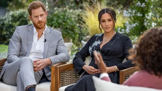 أوبرا وينفري (يمين) وميغان ماركل (وسط) والأمير هاري