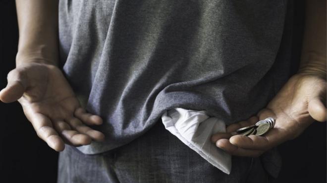 Homemrealsbet cnpjbolso vazio segurando moeadas