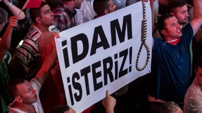 Türkiye'de darbe karşıtı gösterilerde 'idam isteriz' sloganları atılıyor.