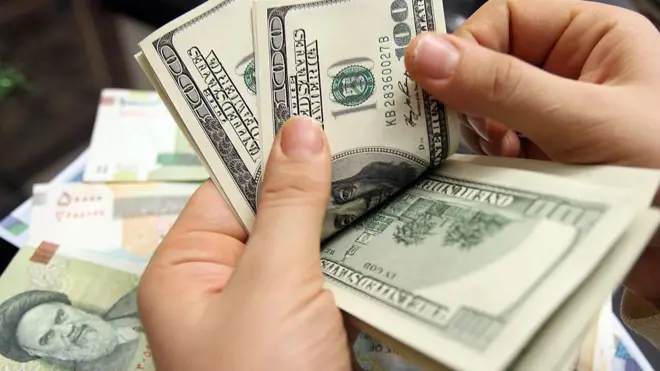 بر اساس گزارش‌ها قیمت دلار در بازار آزاد ایران به حدود چهار هزار تومان رسیده است