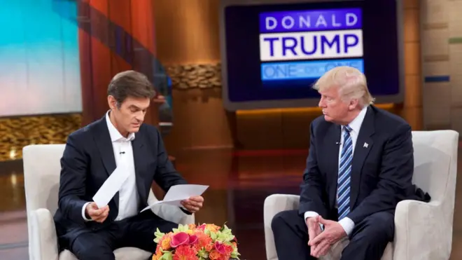 Donald Trump, Mehmet Öz'e, doktorunun kendisine verdiği mektubu gösterdi.