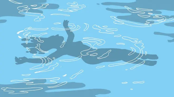 Picha inayoonyesha mwanamke akiogelea kwenye bahari ya dawa