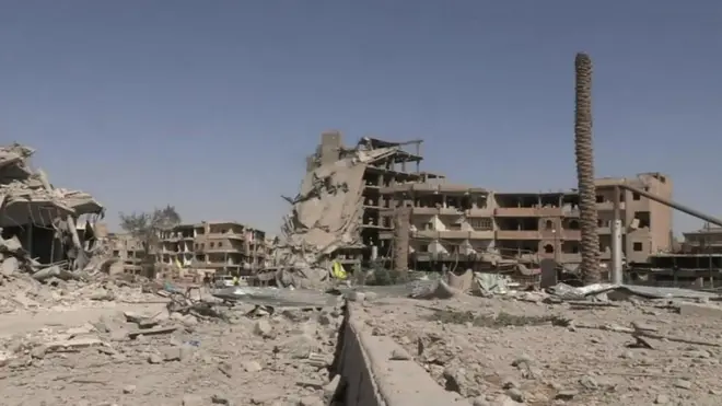الصور الواردة من الرقة تشير إلى أن المدينة دمرت تماما