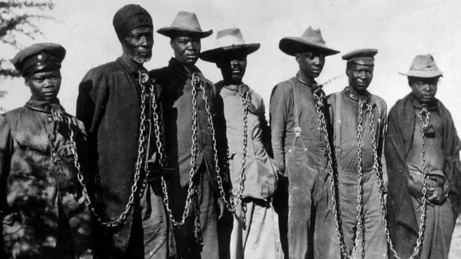 Imfungwa z'aba Herero ziboshye n'iminyururu (1904)