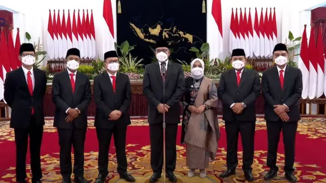 Para anggota KPU usai pelantikan di Istana Merdeka Jakarta Selasa (12/04).