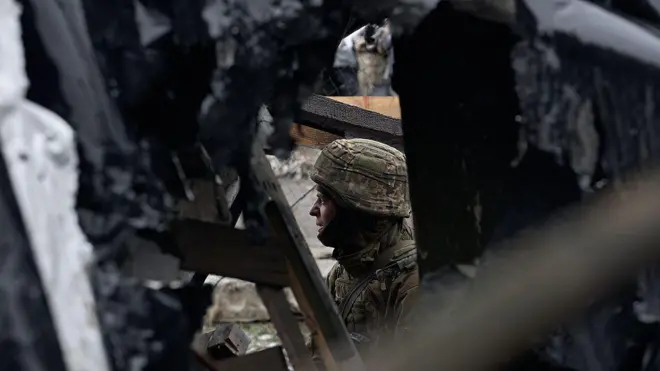 Украинский военный на линии фронта в районе Константиновки на Донбассе