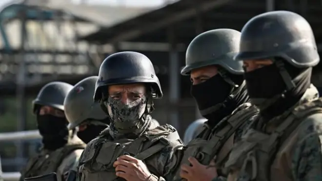 Militares ecuatorianos armados y emascarados.