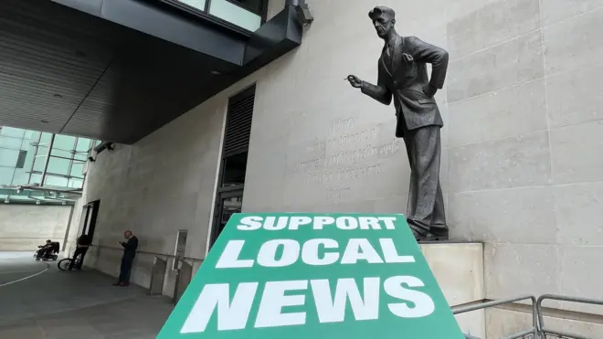 Статуя Джорджа Оруэлла у здания Би-би-си в Лондоне в дни забастовки Национального союза журналистов против сокращений в местных редакциях