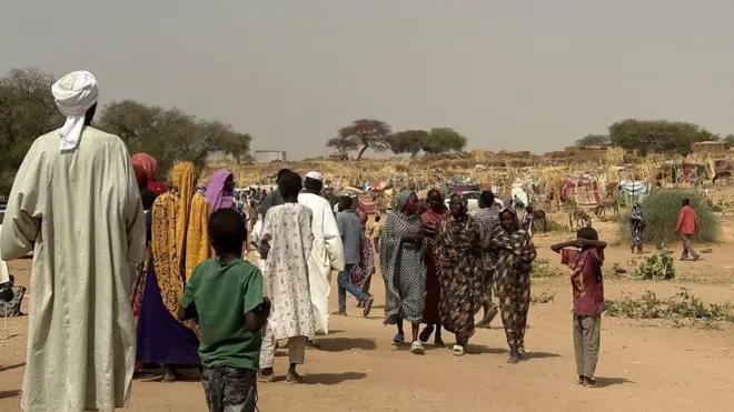 نازحون فروا من مخيم زمزم للنازحين داخلياً بعد سيطرة قوات الدعم السريع عليه، في مخيم مؤقت في حقل مفتوح قرب بلدة الطويلة في إقليم دارفور غرب السودان الذي مزقته الحرب.