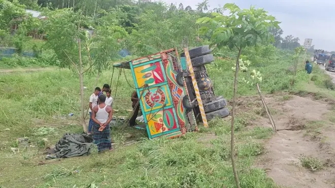 টাঙ্গাইলে রড বোঝাই ট্রাক উল্টে গেছে