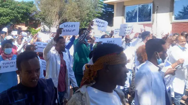 ችግራቸውን የሚገልጽ ጽሁፍ የያዙ የሕክምና ባለሙያዎች 