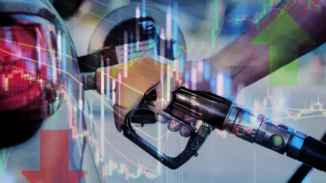 Depoya benzin dolduran bir elin üzerinde fiyat oklarıyla oluşturulmuş bir görsel.