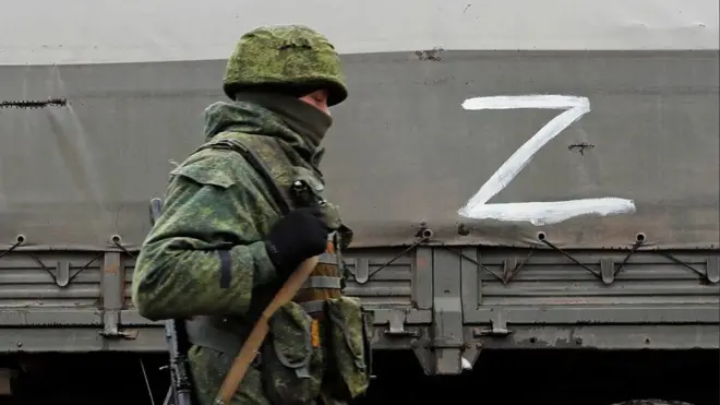 Російський військовий на тлі вантажівки із літерою Z на борту