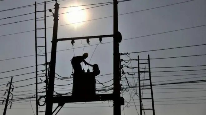 বিদ্যুতের উৎপাদন সক্ষমতা থাকলেও বাংলাদেশে মূল সংকট হিসাবে দেখা দিয়েছে জ্বালানি