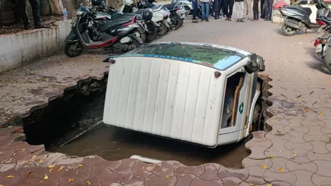 पुण्यात महापालिकेचा ट्रक पूर्णपणे खड्ड्यात बुडाला. 