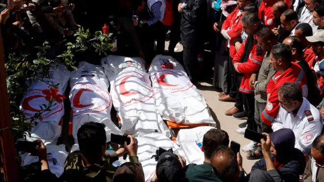 غزيون يصلّون على المسعفين الذين تعرضوا لإطلاق نار إسرائيلي أثناء مهمة إنقاذ في خان يونس