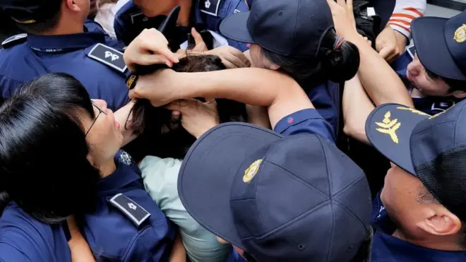 지난 12일 1차 공판을 마치고 이송 과정에서 분노한 시민들에게 머리채 잡힌 고유정 씨