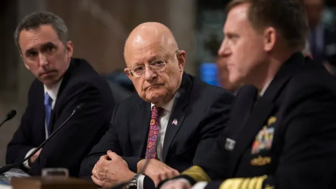 Джеймс Клэппер-младший (в центре) и его коллеги заявили в сенате, что, по их данным, руководили хакерскими атаками высокопоставленные российские деятели