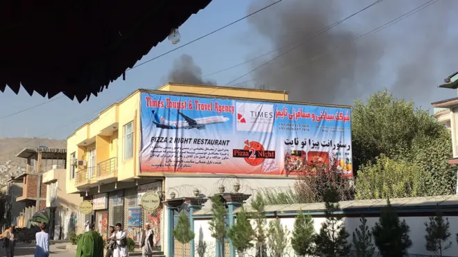 Smoke billows from scene of a gun battle between Afghan security forces and militants in Shar-e-Naw area of Kabul, Afghanistan, 6 September 2016