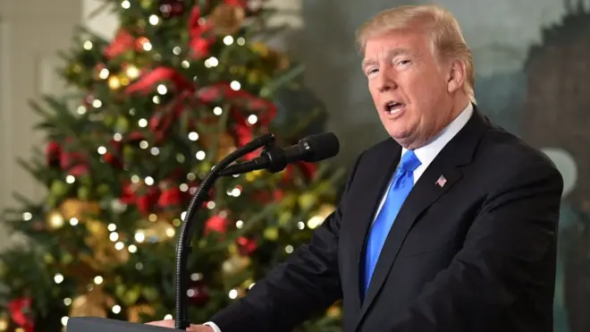 Le président américain Trump confirme qu'il reconnaît "officiellement Jérusalem comme capitale d'Israël".