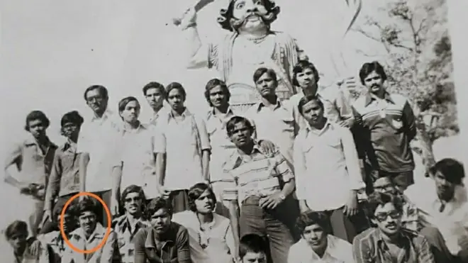 சுற்றுலா சென்றபோது சக மாணவர்களோடு