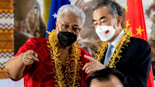 萨摩亚总理兼外长菲娅梅（左）在首都阿皮亚与中国外长王毅（右）出席两个协定签署仪式（28/5/2022）