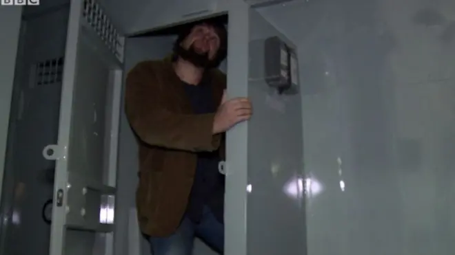 Павел Аксенов в автозаке