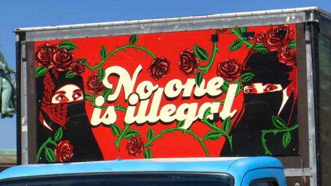 لافتة لحملة دعم اللاجئين