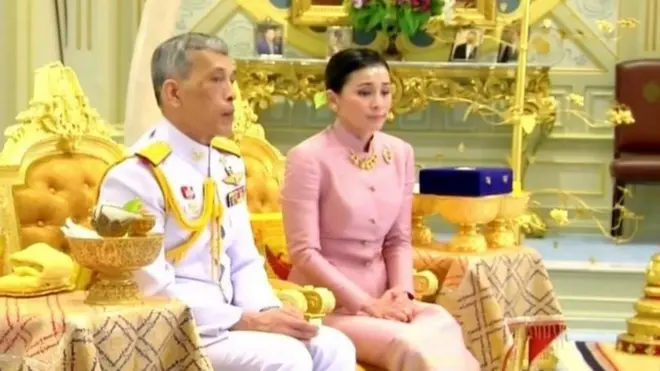 ንጉስ ታይላንድ ቫጂራሎንግኮርን ምስ ንግስቲ