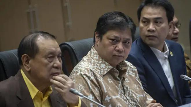 Menko Perekonomian Airlangga Hartarto (tengah) mewakili pemerintah dalam pembahasan RUU Cipta Kerja menyatakan RUU ini akan bermanfaat besar