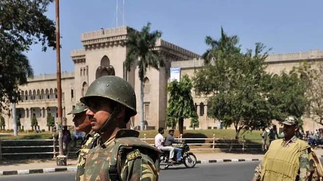 ఉస్మానియా యూనివర్సిటీ ఎదుట పహారా కాస్తున్న జవాను (ఫైల్ ఫొటో)