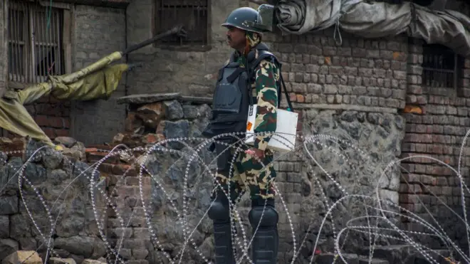 ’ہم گاڑی چلاتے ہوئے دیکھ رہے تھے کہ ہر پانچ میٹر پر ایک فوجی موجود تھا‘