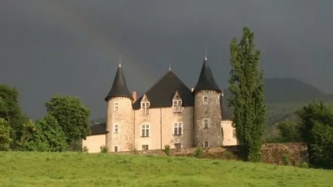 El edificio que ahora es el Castillo comenzó como una simple torre de vigilancia hace 1000 años. Más tarde se convirtió en un fuerte. Y, a comienzos del siglo XVIII pasó a ser una residencia privada.