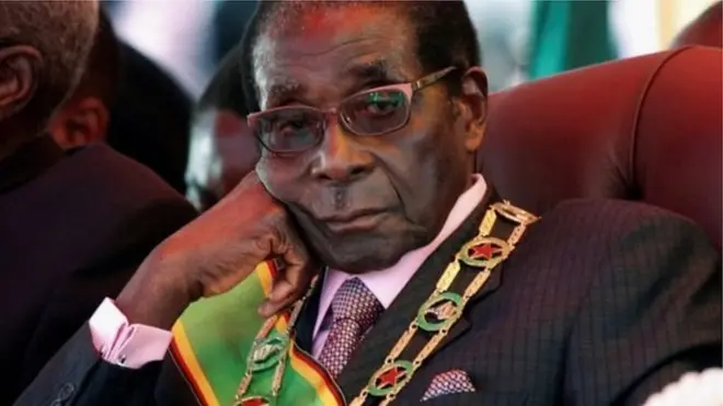 Katika utawala wa Mugabe kuendelea kwa uhaba wa ukosefu wa fedha taslimu kuliishinikiza serikali ya Zimbabwe kutoa dola yake inayoitwa bond noti, lakini ilishuka thamani yake haraka