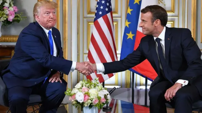 اعتاد الرئيسان دونالد ترامب وإيمانويل ماكرون على إطالة المصافحة