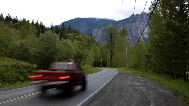 На цьому місці під час знімання серіалу був знак "Ласкаво просимо у Твін Пікс"