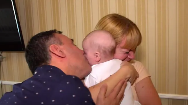 బిడ్డను కలిసిన తల్లిదండ్రులు