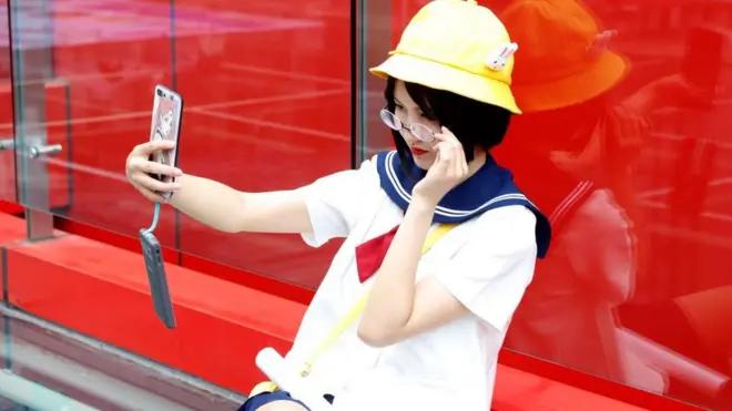 一名cosplayer在自拍