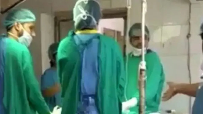 Madaktari wakiwa katika upasuaji