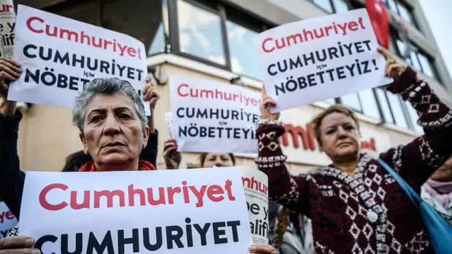 Cumhuriyet Gazetesi'nin önünde operasyonu protesto eden kadınlar