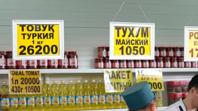 Расмийлар нарх-наво ошишига, асосан, Украинадаги уруш туфайли Ғарбнинг Россия ва Беларусга қарши қўллаётган санкциялари сабаб жаҳонда озиқ-овқатлар нархи ва логистика тарифлари қимматлашиши сабаб бўлаётганини билдирмоқда