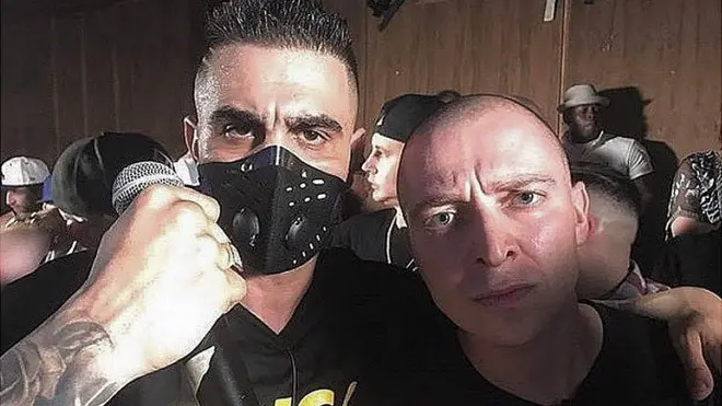 После словесного боя герои поединка расстались дружелюбно и сделали совместное фото