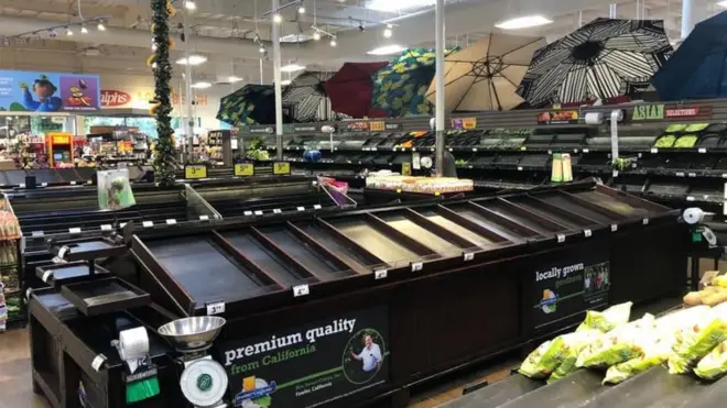 Một chợ Ralph's ở California chiều hôm tiểu bang bị cấm túc